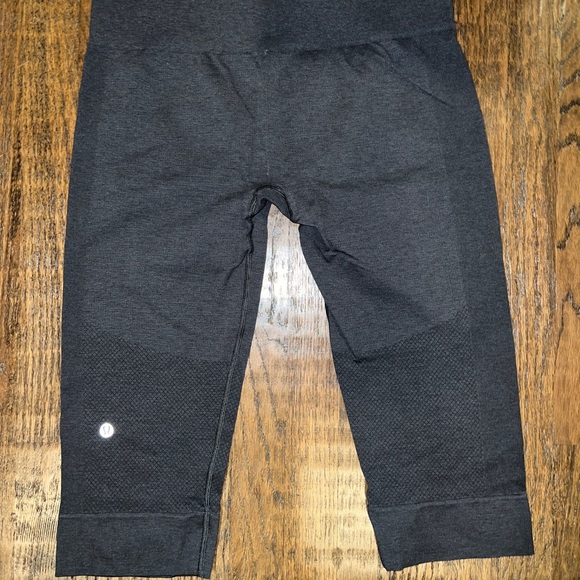 LuluLemon Capri High Rise Leggings size 10 color is Black - Picture 2 of 6
